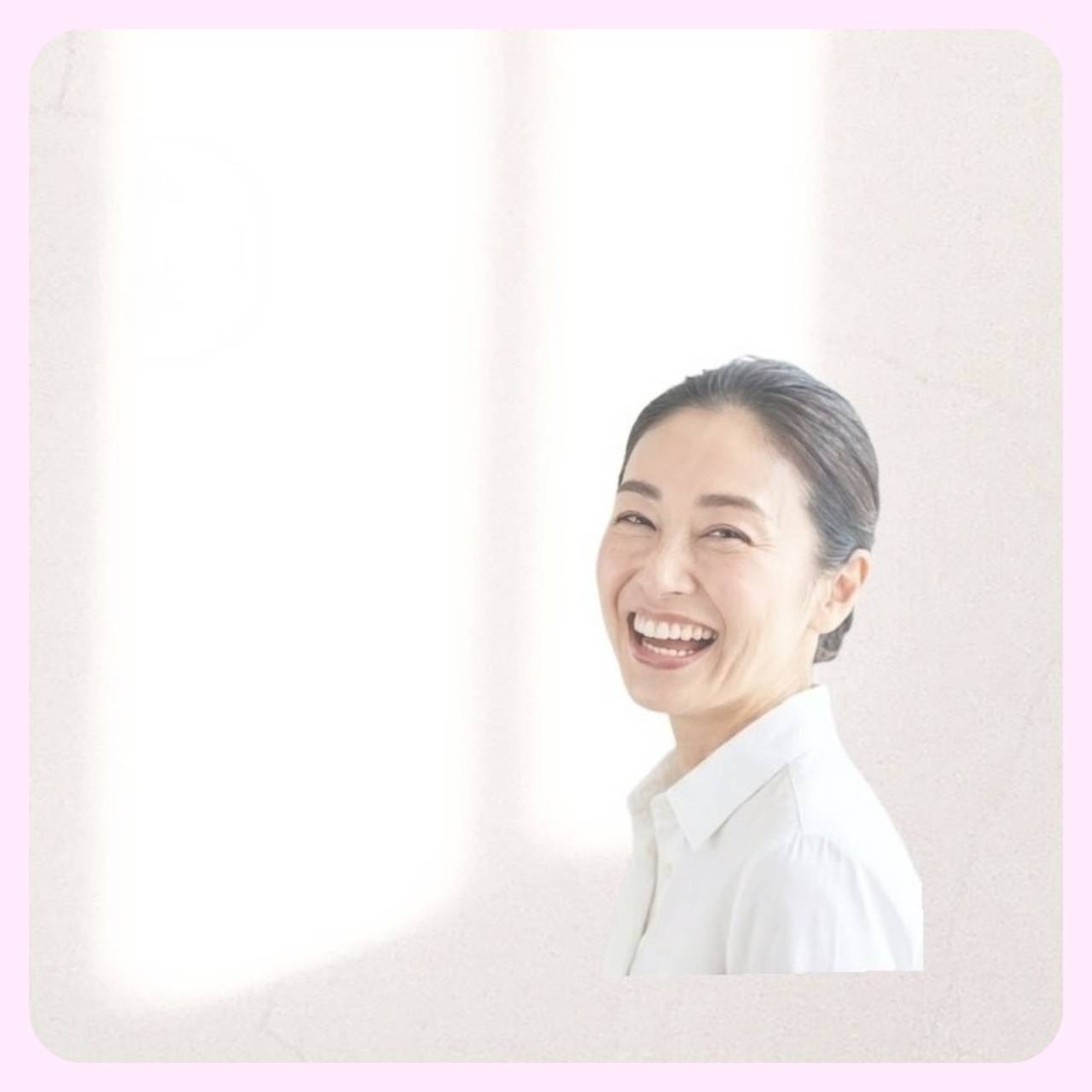 柔らかな光が差し込む落ち着いた白い部屋と植物